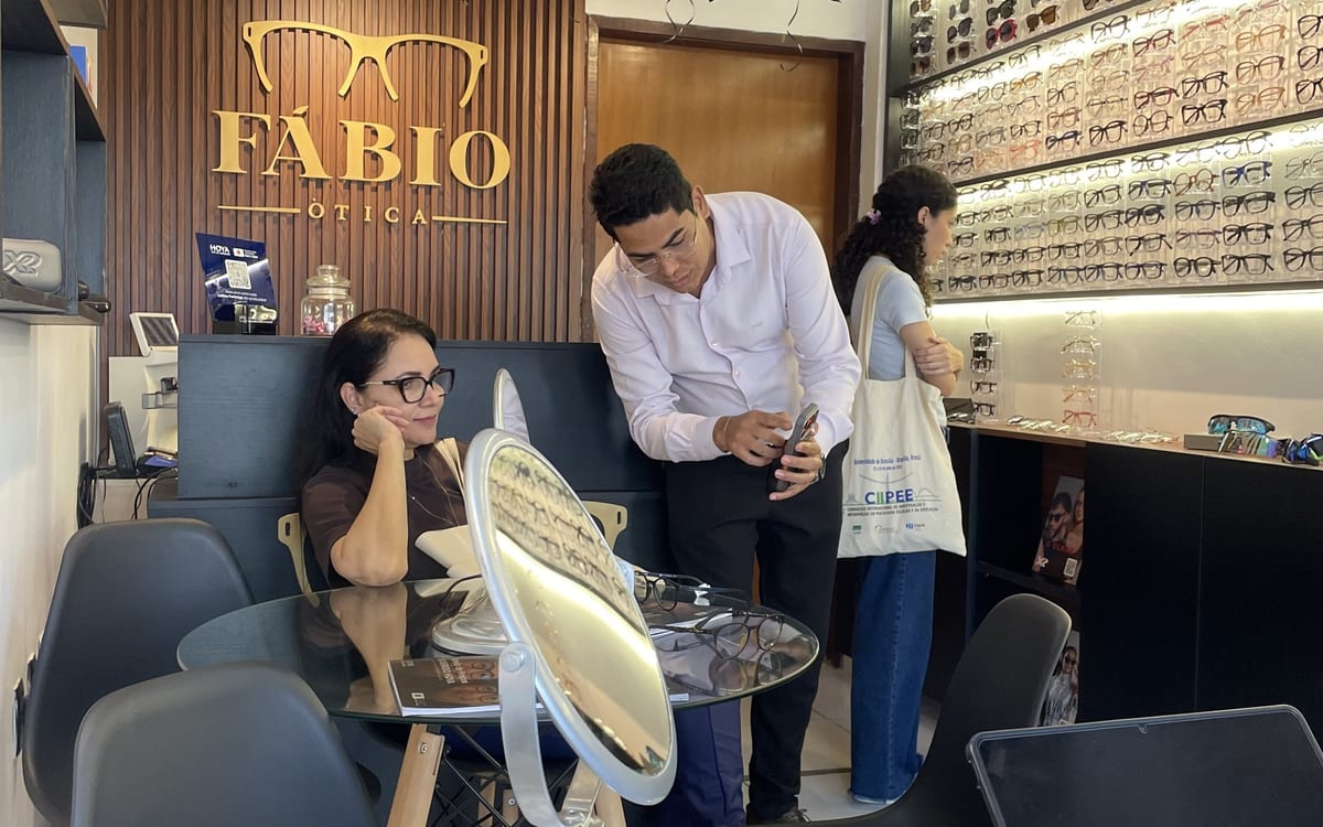 Cliente sendo atendida na loja